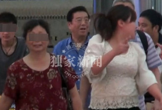 74岁李双江现身机场 走路踉跄面容憔悴