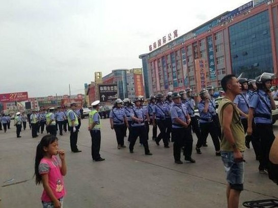 安徽阜阳街头千人抢尸被热传 民众与特警对峙(高清组图)