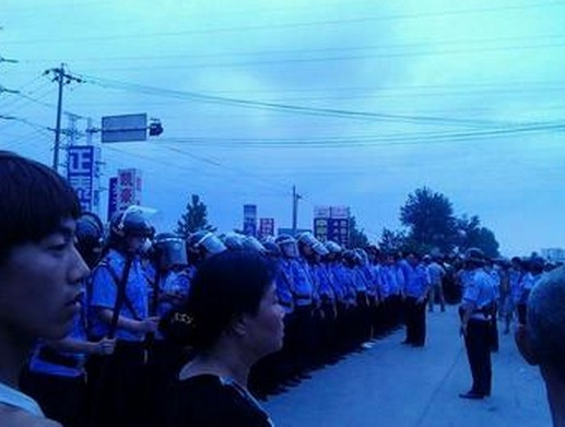 安徽阜阳街头千人抢尸被热传 民众与特警对峙(高清组图)