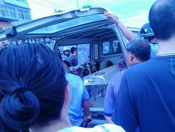 安徽阜阳街头千人抢尸被热传 民众与特警对峙(高清组图)