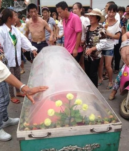 安徽阜阳街头千人抢尸被热传 民众与特警对峙(高清组图)
