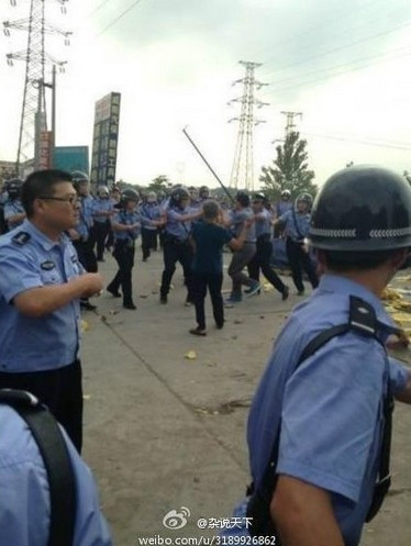安徽阜阳街头千人抢尸被热传 民众与特警对峙(高清组图)