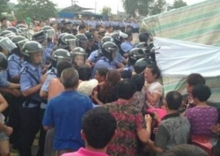 安徽阜阳街头千人抢尸被热传 民众与特警对峙(高清组图)