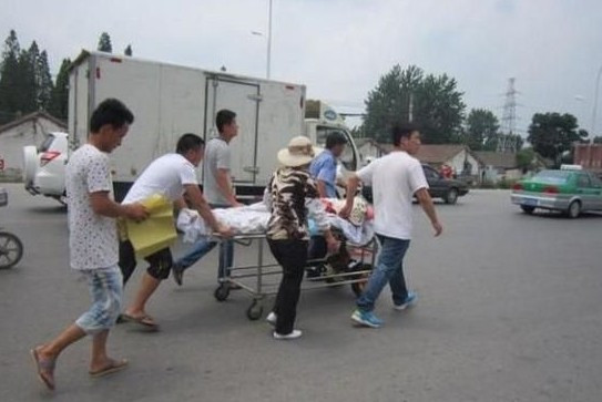 安徽阜阳街头千人抢尸被热传 民众与特警对峙(高清组图)