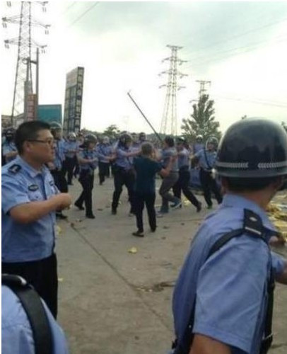 安徽阜阳街头千人抢尸被热传 民众与特警对峙(高清组图)