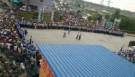 安徽阜阳街头千人抢尸被热传 民众与特警对峙(高清组图)