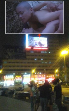 吉林火车站前大屏幕播香港情色电影《金瓶梅》引围观(组图)