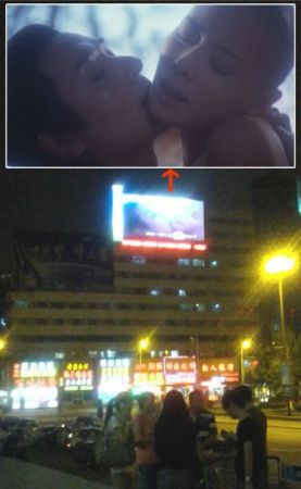 吉林火车站前大屏幕播香港情色电影《金瓶梅》引围观(组图)