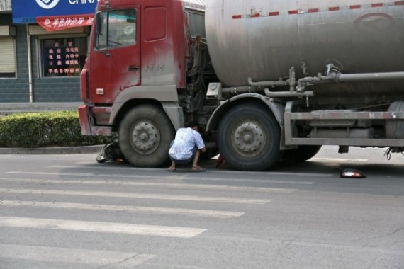 女子被罐车撞倒卡在轮下 央求司机“别碾死我”(组图)