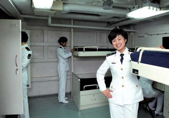解放军航母辽宁舰女兵宿舍公开 找门不用记路(组图)