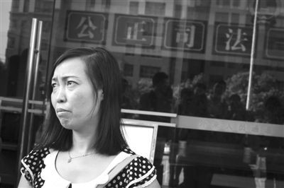 庭审结束后，唐慧走出法院。新京报记者 侯少卿 摄