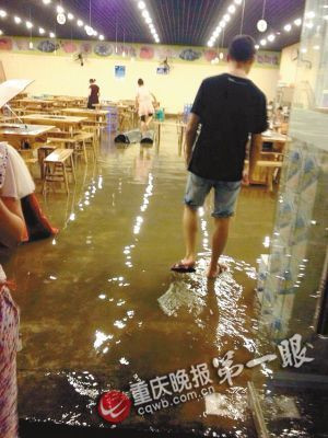 重庆大雨水淹火锅店 “淡定哥”食客蹲上凳子吃1小时(组图)