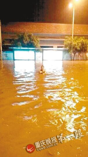 重庆大雨水淹火锅店 “淡定哥”食客蹲上凳子吃1小时(组图)