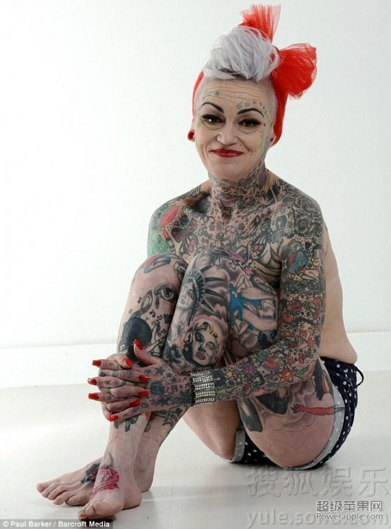 49岁妇女遭抛弃后迷恋纹身 后背画巨乳裸妞励志(高清组图)