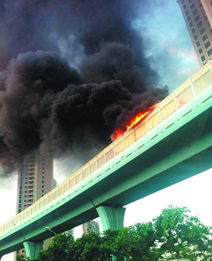 厦门公交起火亲历者:起火前大家说谁带汽油了(组图)