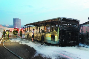 厦门公交起火亲历者:起火前大家说谁带汽油了(组图)