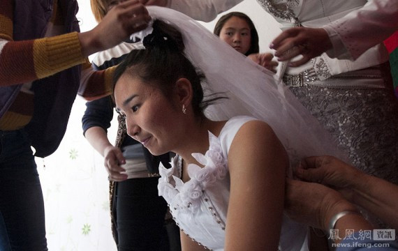 吉尔吉斯斯坦彪悍风俗：女大学生被绑架逼做新娘全程(高清组图)