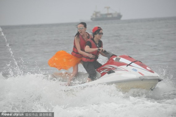 网曝潘美辰与女友巴厘岛度假照 疑海边鸳鸯浴(高清组图)