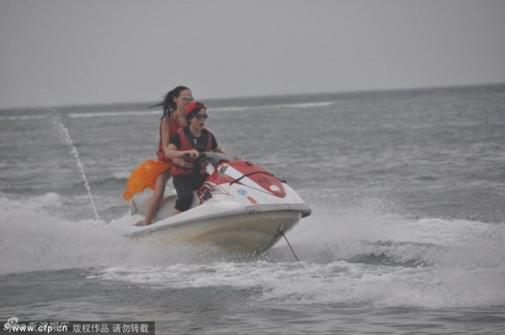 网曝潘美辰与女友巴厘岛度假照 疑海边鸳鸯浴(高清组图)