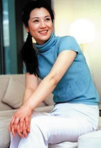 央视女主播王欢追悼会北京举行 经纬失声痛哭(图)