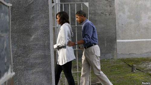 奥巴马和妻子参观囚禁过曼德拉的南非罗本岛监狱。
