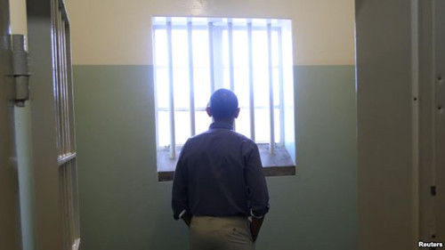 奥巴马站在曼德拉曾被关押的牢房窗前。