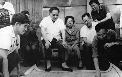 左起邓小平、卓琳、邓自力(1978年邓小平在峨眉山调研途中) 资料图