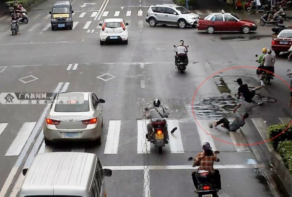 现场录像曝光:少年骑车撞人致死逃逸 两天后自首(组图)