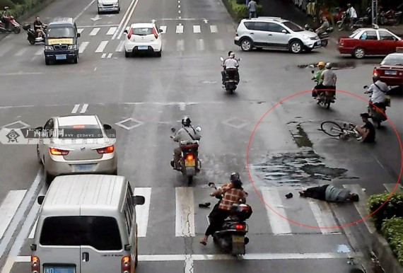 现场录像曝光:少年骑车撞人致死逃逸 两天后自首(组图)