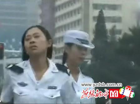 网曝唐山两女交警马路中央厮打 路人偷笑(组图)