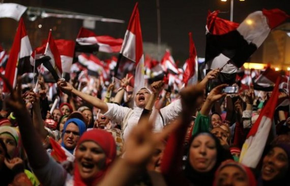 埃及防长：总统穆尔西下台 民众街头烟花庆祝(高清组图)