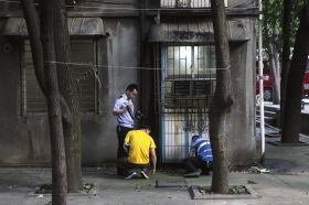 6月13日,桐梓坡社区,警方在男子跳楼现场进行勘察。图/记者赵赫廷