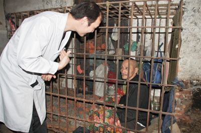 刘跃贵已经在笼中生活了10年，图为2009年3月，医院救助时的场景，但从医院回家的刘跃贵又回到笼子里。