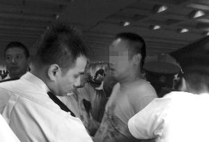 苏州夫妇在香港机场推倒警员 被逮捕