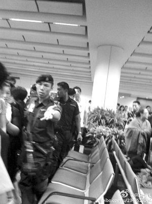 苏州夫妇因航班延误在香港机场推倒警员被拘(组图)