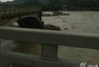 四川江油桥梁垮塌多辆汽车和行人坠河