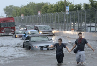 实拍多伦多暴雨：水淹公路 司机弃车
