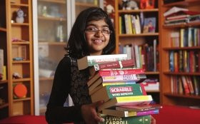 印度女孩成英国“天才儿童” 父母从不强迫学习(图)