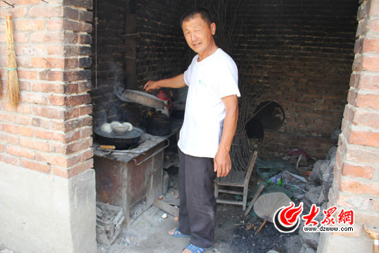 皇甫春生每天安排好父亲的熬粥炒菜，并嚼碎了味给父亲。