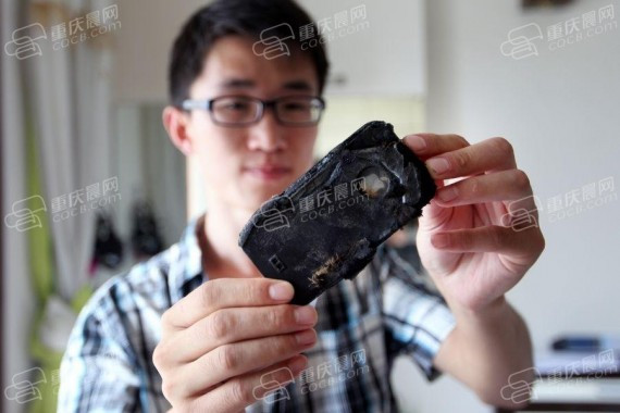 iphone卧室爆炸烧的浓烟滚滚 熟睡男子险丧命(高清组图)