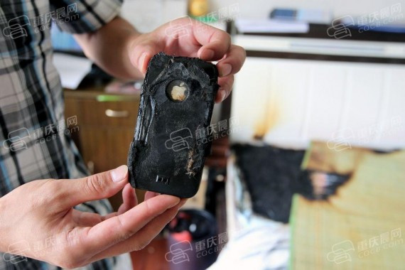 iphone卧室爆炸烧的浓烟滚滚 熟睡男子险丧命(高清组图)