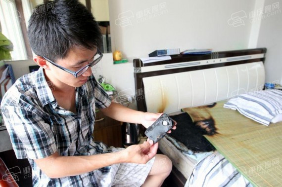 iphone卧室爆炸烧的浓烟滚滚 熟睡男子险丧命(高清组图)