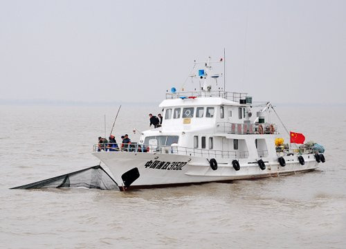 外籍货轮撞沉中国渔政船逃逸 6名船员落水后获救(图)