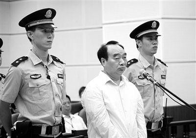 雷政富一眼未看出庭作证妻子 称自己比较色但不贪财(组图)