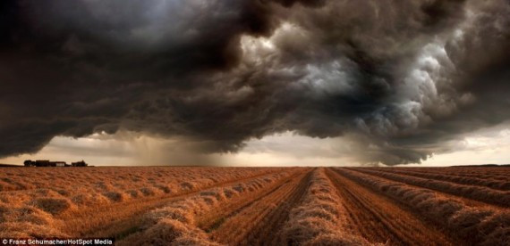 大自然的怒火：摄像师拍摄壮观极端风暴景象(高清组图)