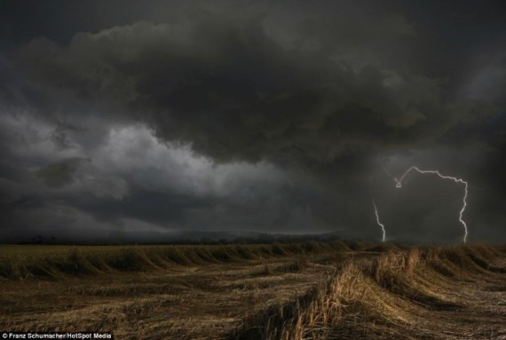 大自然的怒火：摄像师拍摄壮观极端风暴景象(高清组图)