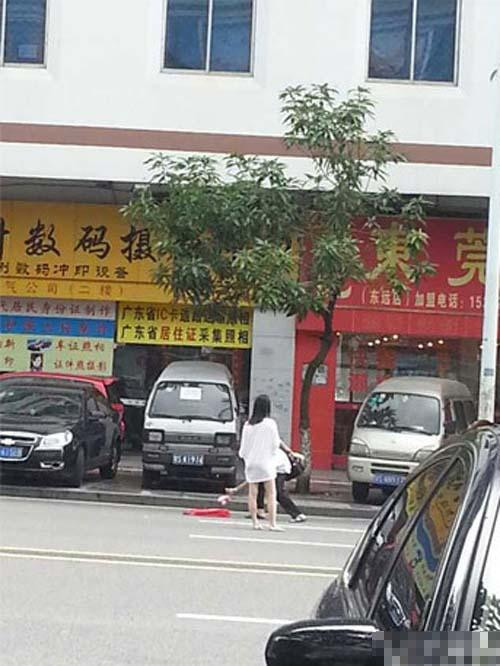 太奇葩!网曝情侣东莞街头脱光一丝不挂吵架(高清组图)