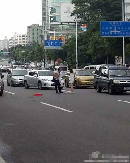太奇葩!网曝情侣东莞街头脱光一丝不挂吵架(高清组图)