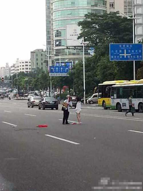 太奇葩!网曝情侣东莞街头脱光一丝不挂吵架(高清组图)