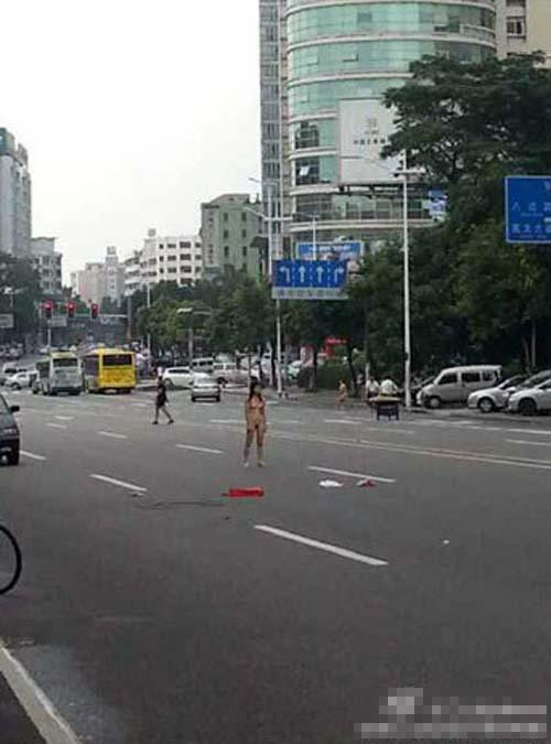 太奇葩!网曝情侣东莞街头脱光一丝不挂吵架(高清组图)